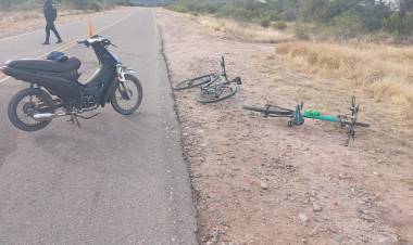 Chepes: motociclista chocó contra tres ciclistas y dejó varios heridos
