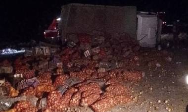 Un camión volcó y tiró su carga en plena ruta