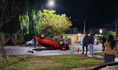 Chepes: una conductora chocó un vehículo estacionado, volcó y dio positivo en alcoholemia