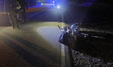 Chepes: un motociclista chocó contra un hombre que estaba tendido sobre la calzada