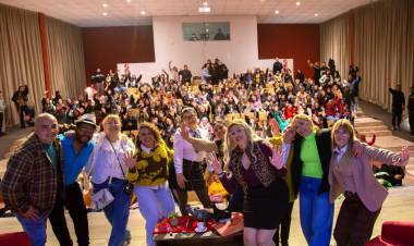 Dra. Mirta: El teatro convocó a numerosas familias en una nueva propuesta cultural