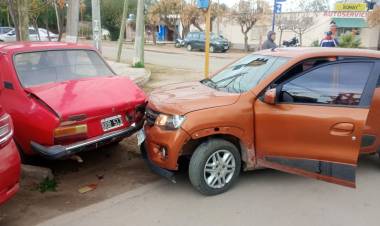 Chepes: un policía resultó con lesiones leves tras chocar con un automóvil que terminó impactando contra un vehículo estacionado