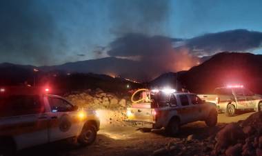 Bomberos Voluntarios de Chepes refuerzan el operativo para combatir el voraz incendio forestal en Chilecito