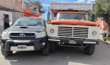 Accidente vial en Joaquín V. González: un camión dañó una camioneta estacionada