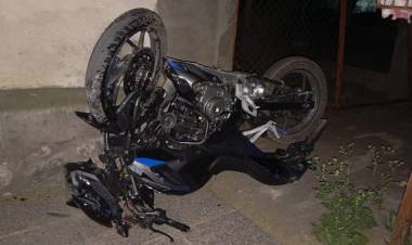 Un joven resultó herido tras un fuerte choque entre una moto y un auto en Ulapes