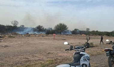 Alerta en Ruta 141: controlan un foco de incendio por quema de basura y pastizales en Chepes
