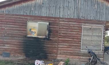 Milagro: un incendio en el exterior de una vivienda fue controlado rápidamente