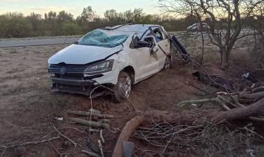 Dos personas resultaron heridas tras un vuelco en la Ruta 141 y una permanece internada