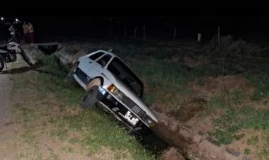 Un Fiat 147 cayó a un canal de riego en Catuna y buscan determinar qué ocurrió