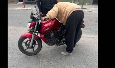 Dos mujeres cayeron de una moto en Chepes y una de ellas cursa un embarazo de ocho meses