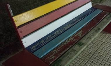 Siguen los hechos de vandalismo en Chepes: rompieron bancos de la plaza principal