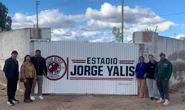 El Club River de Chepes homenajea la memoria de Jorge Yalis con un nuevo cartel identificatorio