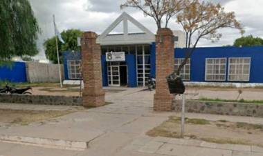 Chocó a un automóvil al dar marcha atrás y escapó sin detenerse