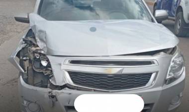 Choque entre una camioneta y un automóvil dejó importantes daños materiales