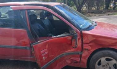 Choque entre dos automóviles dejó daños materiales en Rosario Vera Peñaloza y San Juan