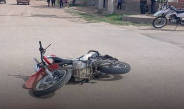Un adolescente fue hospitalizado tras perder el control de su moto por esquivar un bache en Chepes