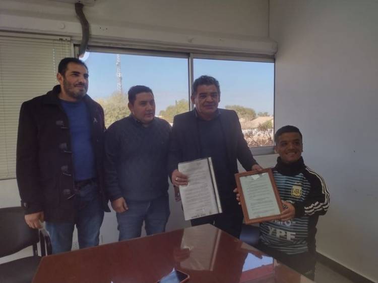 Intendente Daniel Gallardo y Consejo Deliberante entregan reconocimiento a deportista chepeño.