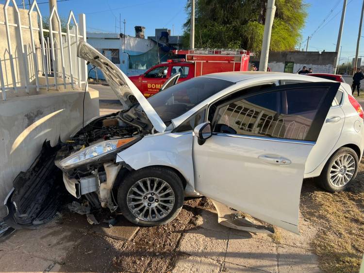 La Rioja: conductora perdió el control del vehículo y terminó contra una casa.