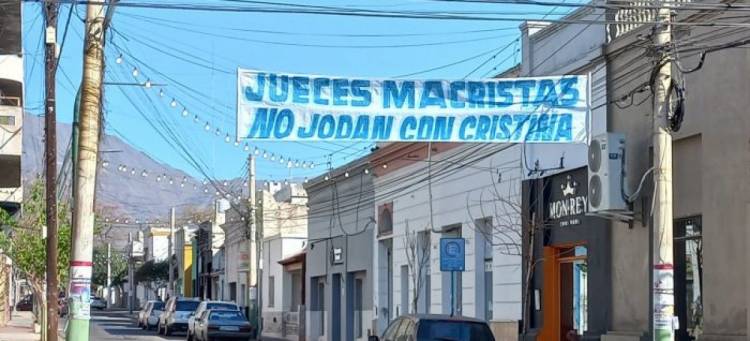 Mensaje en pasacalles: «Jueces Macristas, no jodan con Cristina».