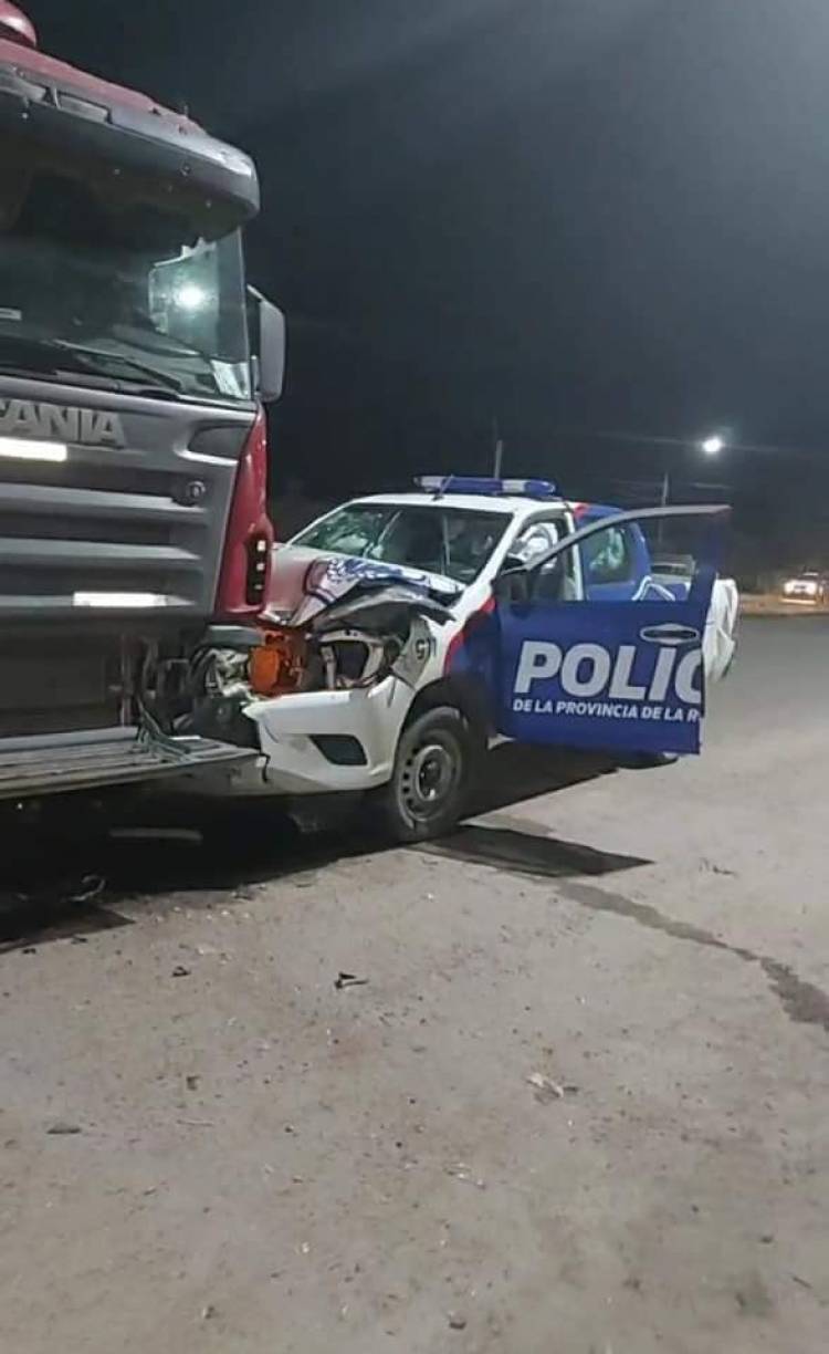 Chepes: Impactó móvil policial contra camion de empresa local, con tres heridos de consideración.