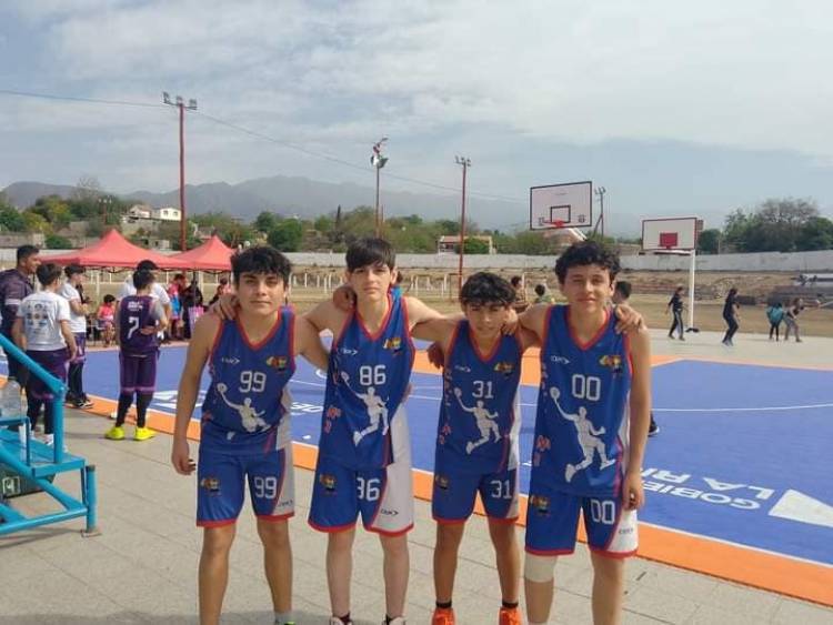 Juegos Nacionales Evita: Triunfos para chepes en U-14 masculino y femenino en el primer partido de básquet 3x3.