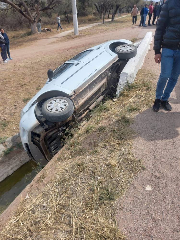 Catuna: Un auto cae a un canal por Ruta 31.