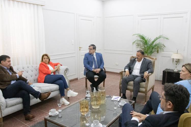 El gobernador Quintela recibió al diputado nacional y presidente del bloque del Frente de Todos Germán Martínez.