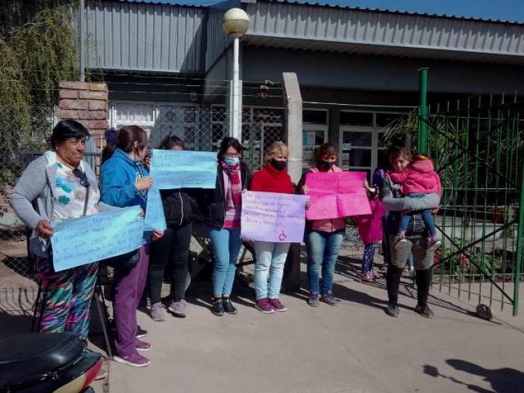 Chepes: Madres de alumnos de la Escuela Especial “Roberto Saúl”, reclaman por varias falencias. 