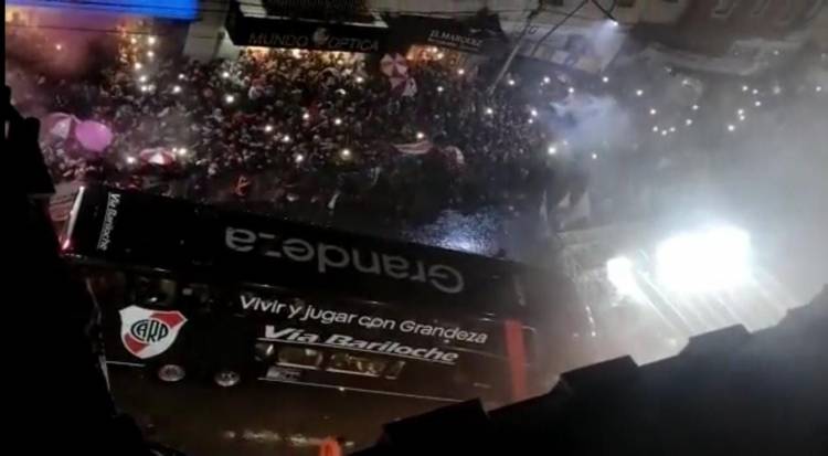 River Plate llegó a La Rioja y una multitud los recibió bajo la lluvia.