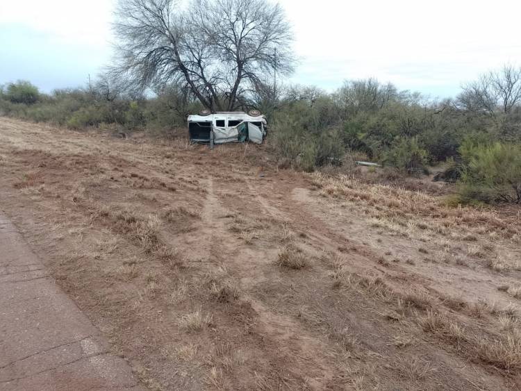 Ulapes: Volcó una camioneta por ruta nacional 79.