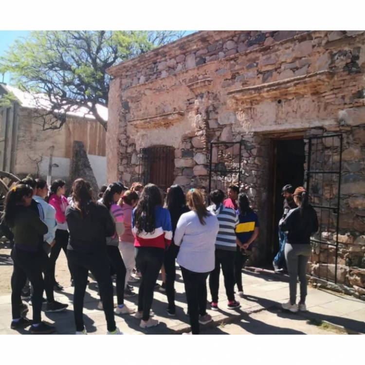 Villa Chepes: Alumnos del ISFD Rosario Vera Peñaloza visitan Museo de los Caudillos.