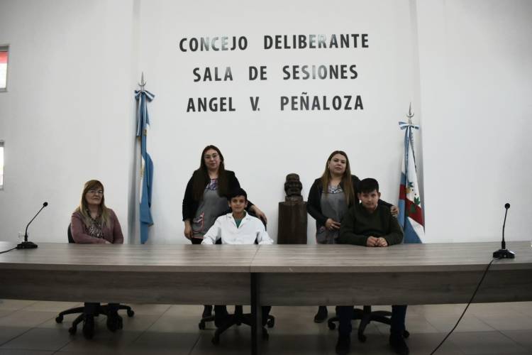 Chepes: Alumnos de 6° grado de la escuela N° 255 Joaquín V. González participaron de la sesión.