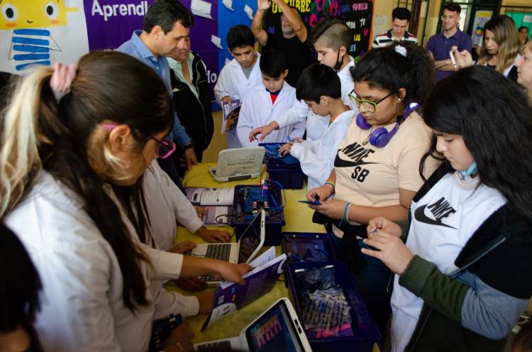 Estudiantes de la Escuela Nº54 Provincia de Buenos Aires trabajan con proyectos de Robótica.