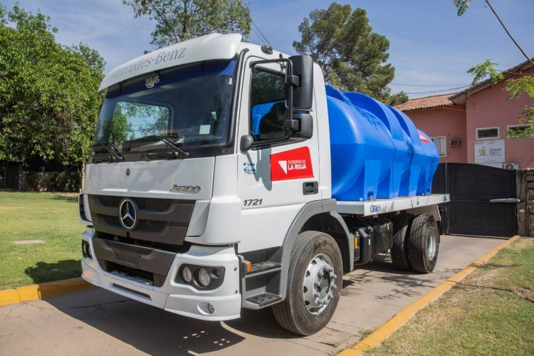 El Gobierno Provincial entrega camiones cisternas a los municipios para afrontar la sequía.