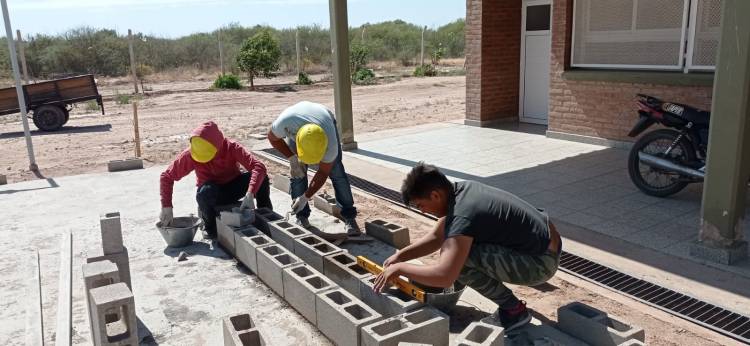 Chepes: Alumnos de la EPET Nº 1 realizaron proyecto y construcción de una Plaza Seca.
