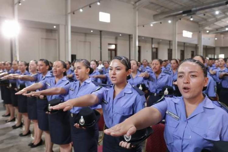 Quintela felicitó a los 291 policías y agentes penitenciarios por su egreso.