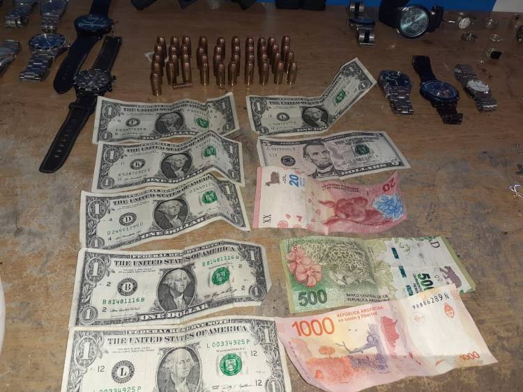 Importante allanamiento en Ulapes: Se logró el secuestro de ropa, dólares, armas de fuego, joyas y relojes de gran valor.