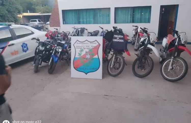 La policía de La Rioja junto a la policía de Córdoba recuperaron 14 motocicletas.