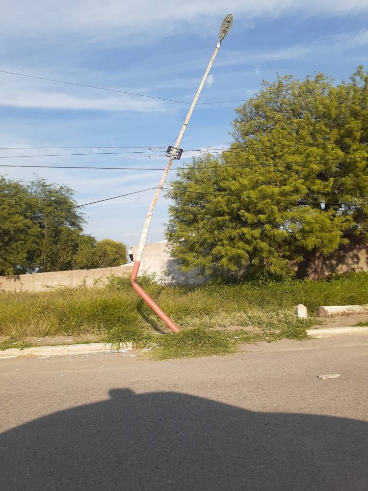 Ulapes: Una camioneta chocó contra un poste de luz.