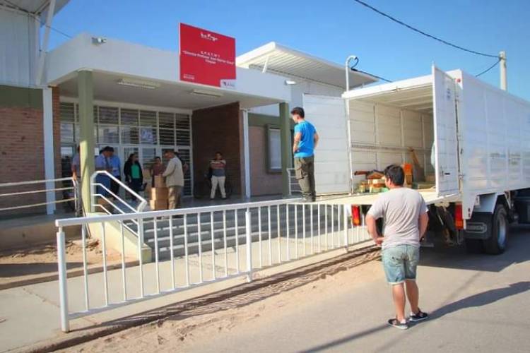 Chepes: Municipio junto a Diputados Provinciales entregan insumos a escuelas para el Ciclo Lectivo 2023.