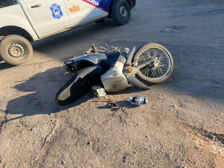 Milagro: Un menor que manejaba una moto choca contra una camioneta en el barrio Hospital.