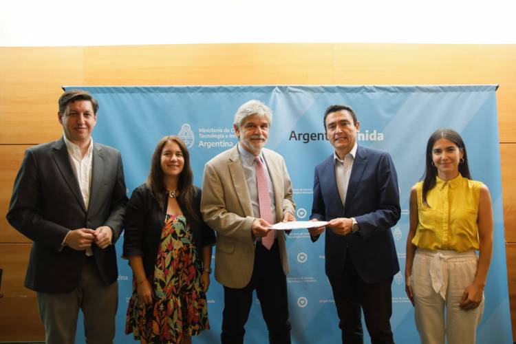 Firman importante acuerdo para el desarrollo científico y académico en La Rioja.