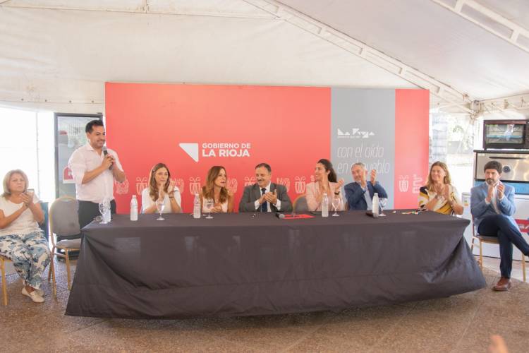 Ricardo Quintela entregó elementos a microemprendedores y firmó un importante convenio con la Cámara Empresarial Riojana para la generación de empleo.