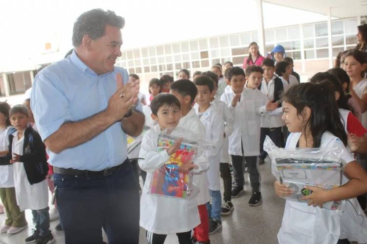 Rosario Vera Peñaloza: Autoridades municipales entregan kit escolares a alumnos del nivel primario.