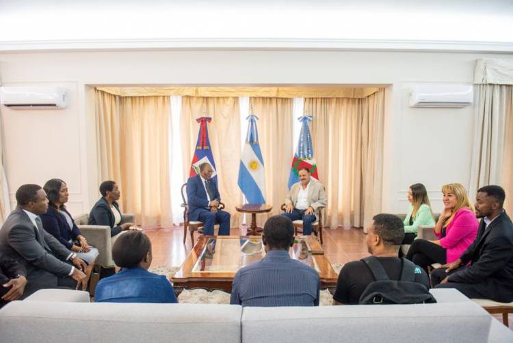 El gobernador Ricardo Quintela recibió al embajador de la República de Haití.