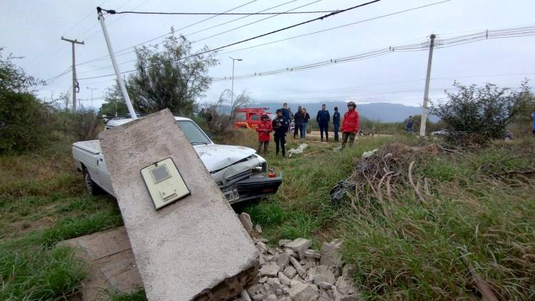 La Rioja: Un hombre chocó a dos vehículos estacionados y terminó contra un poste.