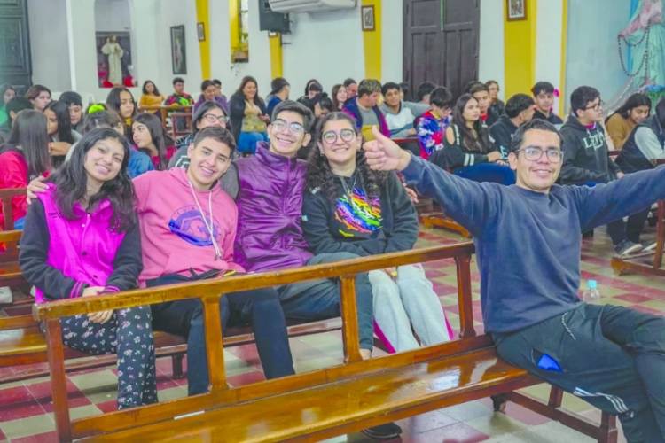Jóvenes de Los Llanos viven actividad diocesana.