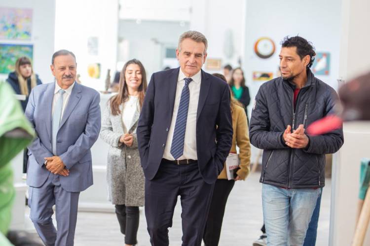 El gobernador y el ministro Rossi visitaron las empresas estatales Cerámica Riojana y Vidrios Riojanos.