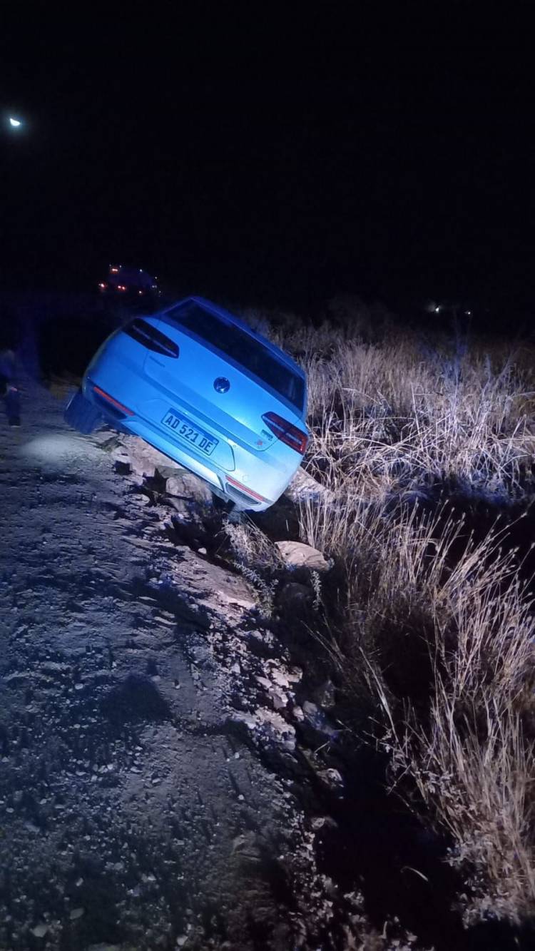 Un conductor perdió el control de su auto y termino chocando una roca por Ruta Provincial N°28.