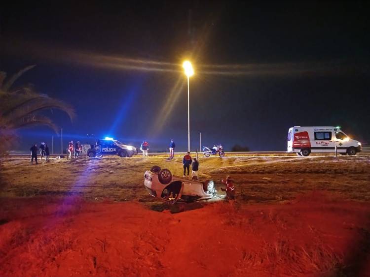 La Rioja: chocó un vehículo estacionado, volcó y por los golpes perdió algunos dientes